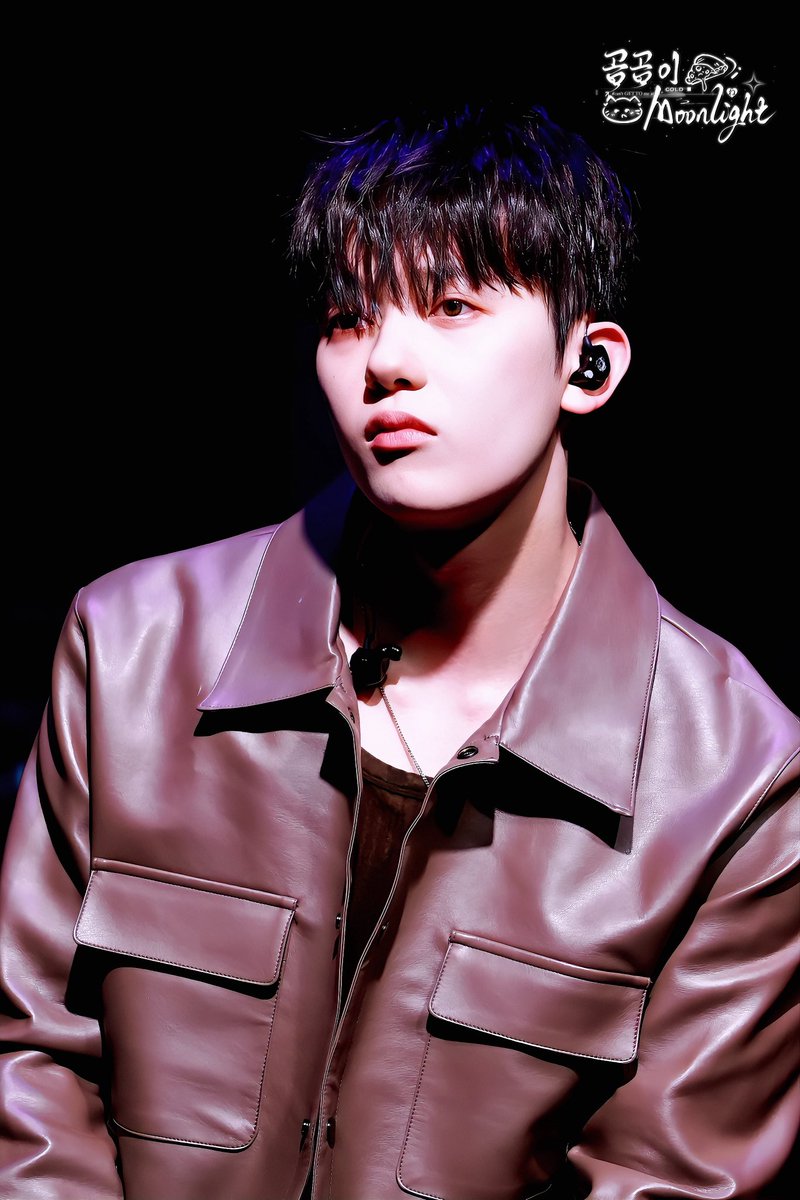 _XXXX_Bey's tweet image. （🐺：신예찬 VS 🐕: 신예찬...？）

2025.6.20
SHOW CASE

#OMEGA_X #오메가엑스 
#OX_N 
#YECHAN  #예찬