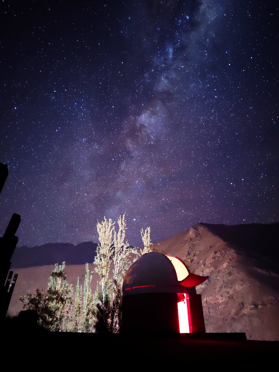 La foto de mi oficina anoche antes de cerrar. Una noche sin luna y brazo galáctico decorando el cielo estrellado. Foto con el celular!