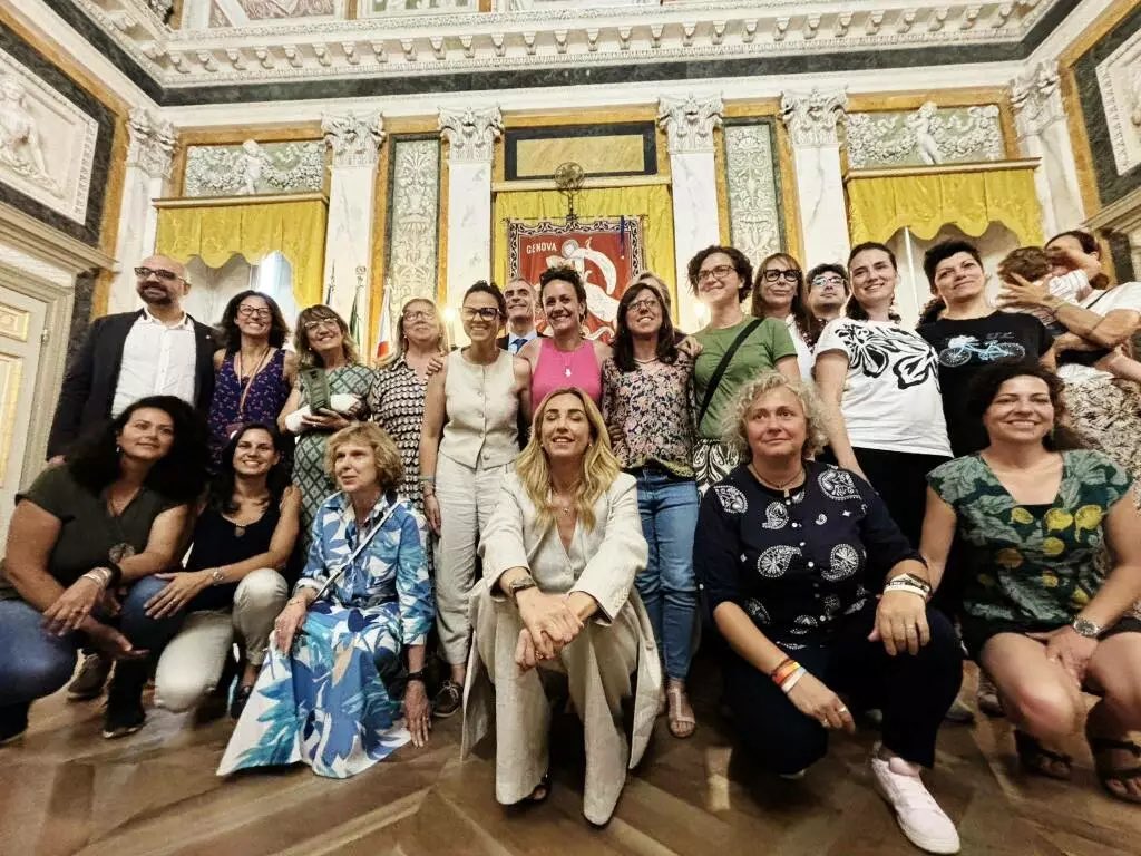 radio__zek's tweet photo. Foto di famiglie al Comune di Genova: la sindaca Silvia Salis, assessori presenti, ha provveduto al riconoscimento dei figli e delle figlie di due mamme.

Effettuate 11 registrazioni, recependo la sentenza n. 68/2025 del 22/05 della Corte Costituzionale.

#famigliearcobaleno ❤️🌈 https://t.co/SvSy0JEjGs