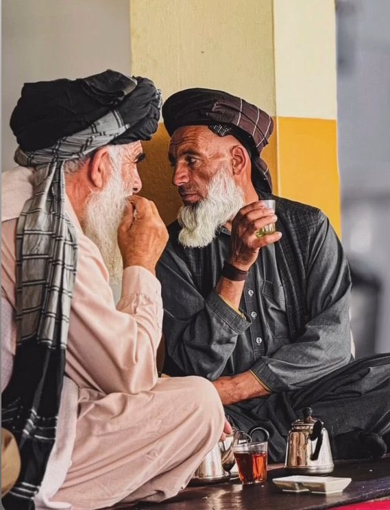 واى څومره چې انسان دننه ټيټ او نيستمن وي،هومره بهر ځان لوړ او شتمن ښيي...

#ژوند