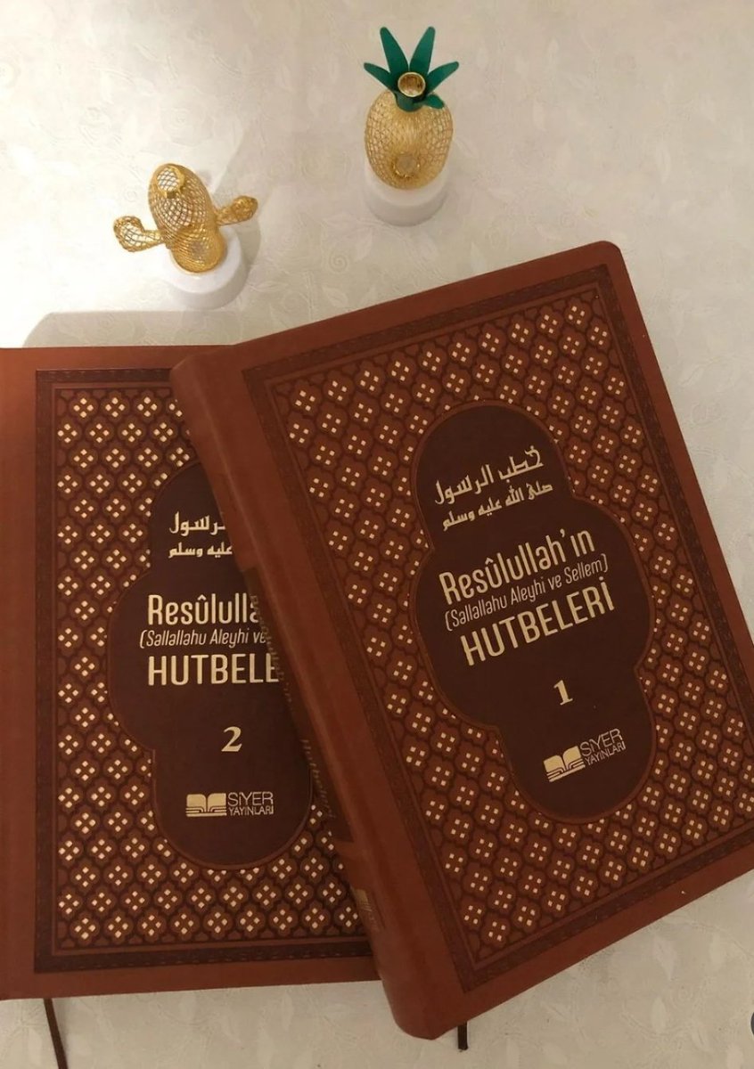 📘 Resûlullah'ın Hutbeleri artık hem Arapça orijinal metni hem de özenli Türkçe tercümesiyle okurlarla buluşuyor!

Efendimiz’in (sas) 522 hutbesinin yer aldığı bu kıymetli eser; Kur’an, ibadet, muamelat, cihad, fitneler ve ahiret gibi başlıklar altında tasnif edilmiş. Her hutbe,