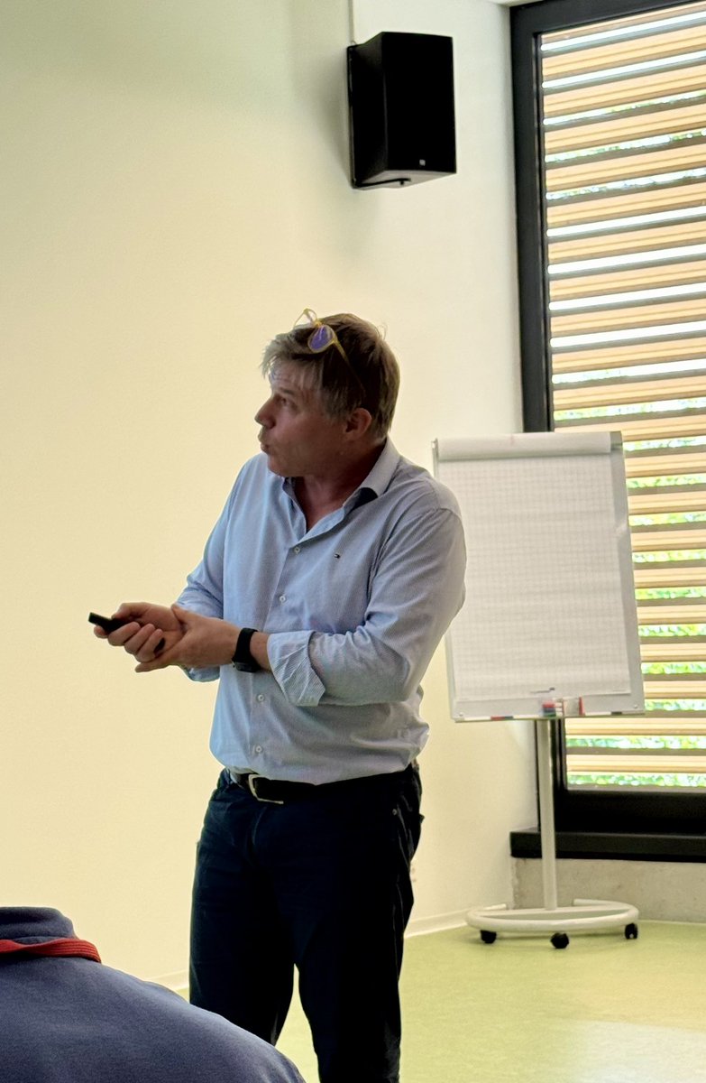 HelvChimActa's tweet photo. @MerkleInstitute Michael Mayer enthusiastically presents ‘Power Sources Inspired by Electric Fish’ at @SCS_MatChem 2nd MatChem Symposium #mat25 https://t.co/IkuGzFvq4t