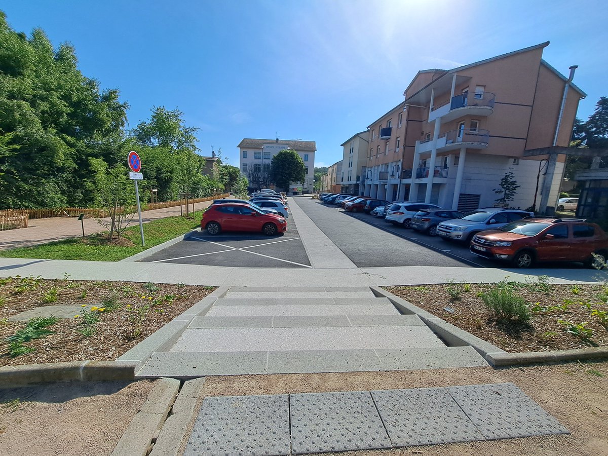 RhneAlpesPassio's tweet photo. 🌼 Saint Quentin Fallavier : Rafraichissement en cours du centre-bourg par les équipes Jean-Lefebvre !!
👉 Lire l’article ici :
https://t.co/94XBT1e6Te
#eurovia #travauxpublics #jeanlefebvre #environnement #ConstructionDurable #pietonne #traversee #velo #cyclable #saintquentin https://t.co/apPM9ryGNV