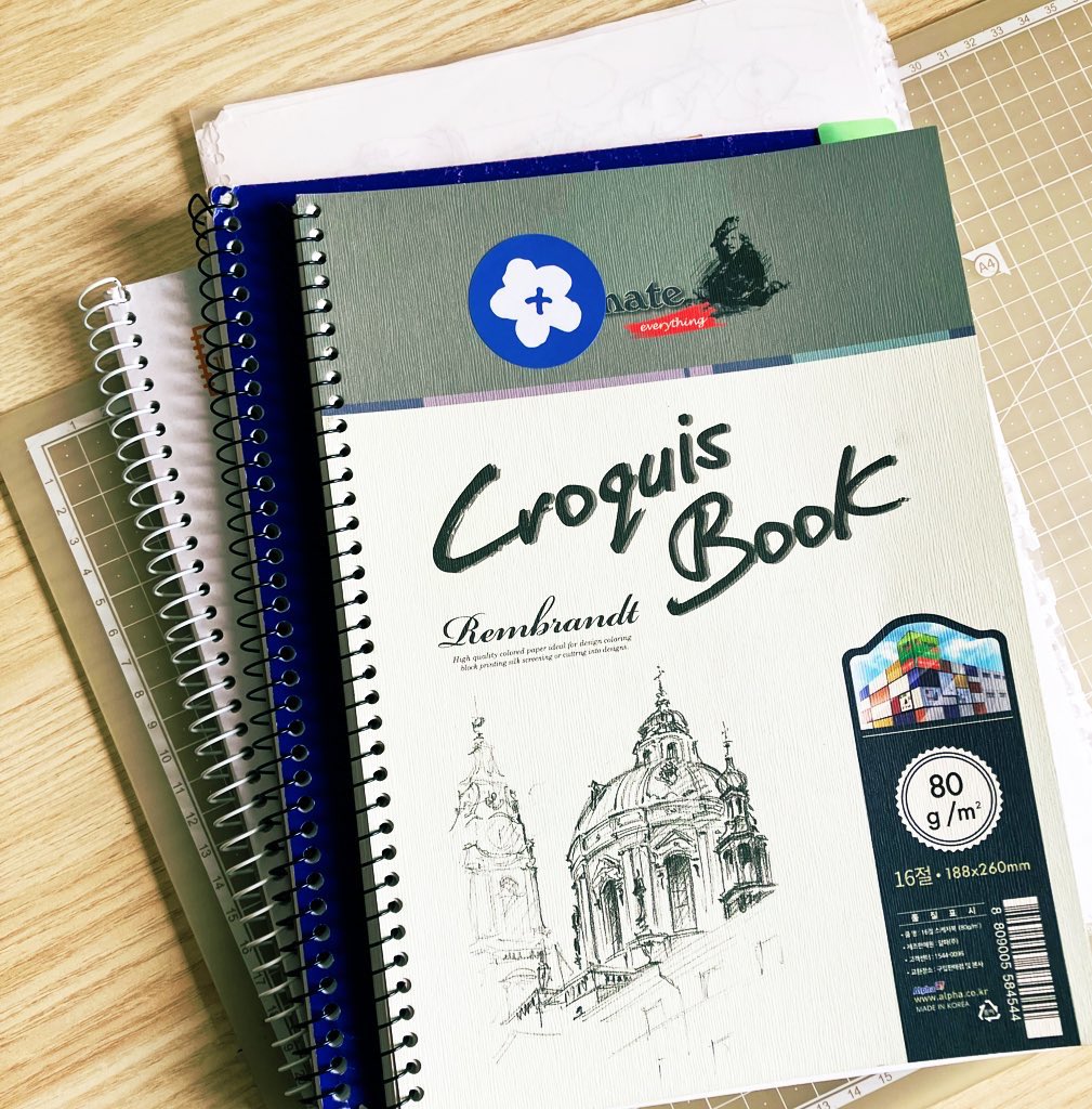 근황 : 죠린에르 만화 <에르메스에게 꽃을>의 완결편인 3편 콘티를 마쳤습니다.
(어쩐지 좀 누워서 울고 싶은 심정…😂)
3편 원고는 추후 포스타입으로 공개한 후
죠온3에 1,2,3화가 전부 수록된 소장본을 낼 예정입니다.
열심히 작업해 완성본으로 뵙겠습니다! 감사합니다🙇🏻