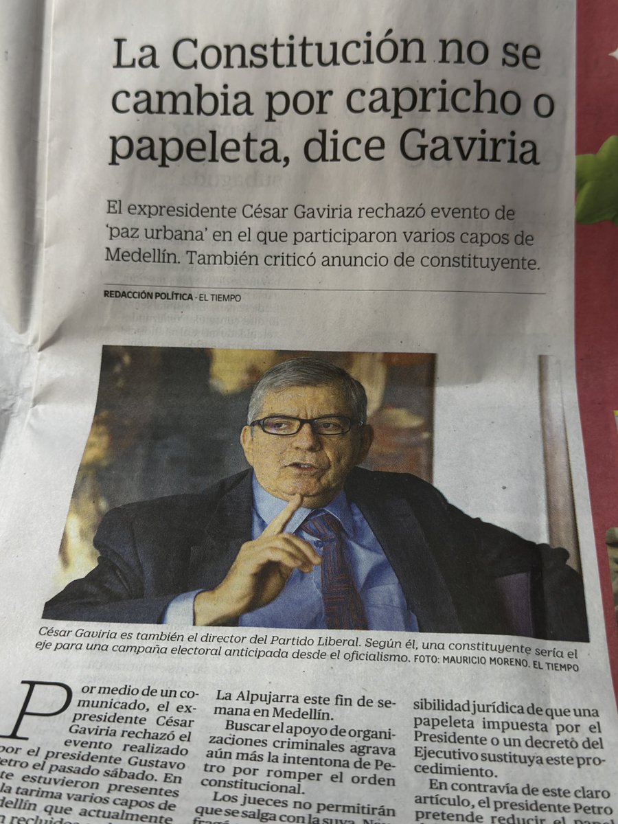 carlosaruizr's tweet photo. Leo sorprendido esta declaración de César Gaviria publicada en El Tiempo. “El Estado Social de Derecho no se negocia, mucho menos con los criminales. No se elude con argucias improvisadas. Se respeta”. Para quienes son muy jóvenes les recuerdo qué hizo como presidente el señor Gaviria:   Negoció con Pablo Escobar su rendición muchas veces. Promulgaba un decreto cada día para satisfacer las exigencias del Patrón del Mal. Permitió que Escobar construyera su propia cárcel. Aceptó sumisamente lo que pasaba en La Catedral hasta que los gringos le dijeron que no siguiera siendo tan benévolo (guevon) con Escobar. Todo esto nadie me lo contó. Yo lo cubrí como periodista. Se de la doble moral de Gaviria. Pero en este caso no tiene doble moral: o está perdiendo la memoria o es un cínico y mentiroso. Gaviria Mentiroso!