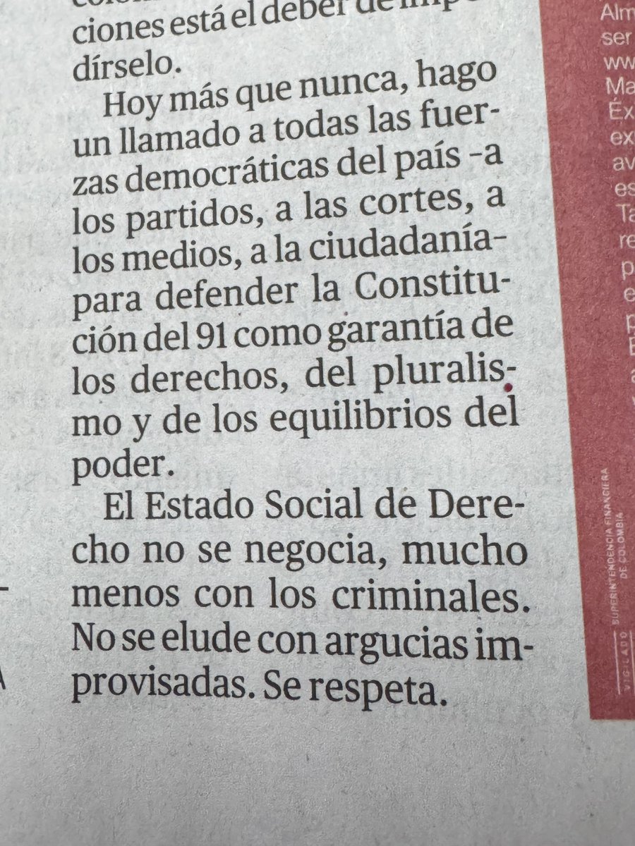carlosaruizr's tweet photo. Leo sorprendido esta declaración de César Gaviria publicada en El Tiempo. “El Estado Social de Derecho no se negocia, mucho menos con los criminales. No se elude con argucias improvisadas. Se respeta”. Para quienes son muy jóvenes les recuerdo qué hizo como presidente el señor Gaviria:   Negoció con Pablo Escobar su rendición muchas veces. Promulgaba un decreto cada día para satisfacer las exigencias del Patrón del Mal. Permitió que Escobar construyera su propia cárcel. Aceptó sumisamente lo que pasaba en La Catedral hasta que los gringos le dijeron que no siguiera siendo tan benévolo (guevon) con Escobar. Todo esto nadie me lo contó. Yo lo cubrí como periodista. Se de la doble moral de Gaviria. Pero en este caso no tiene doble moral: o está perdiendo la memoria o es un cínico y mentiroso. Gaviria Mentiroso!