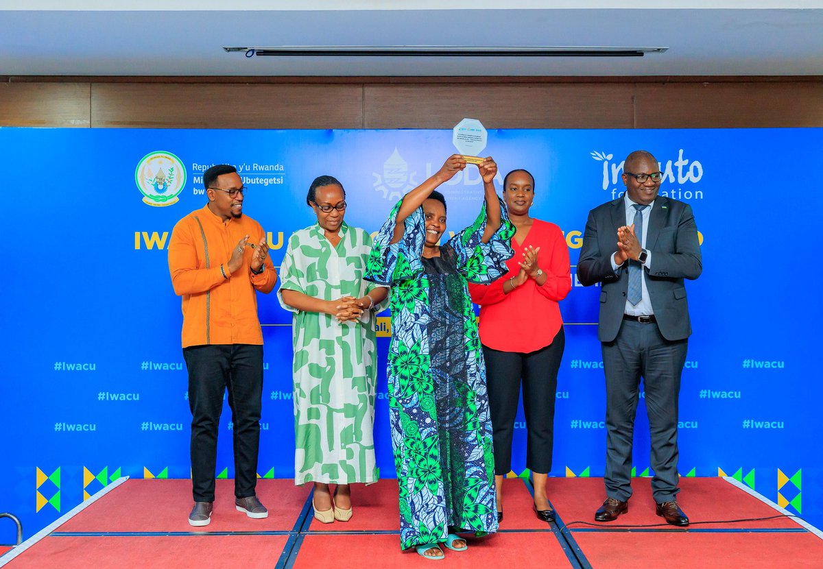 Imbuto's tweet photo. Iwacu - Mu Mudugudu w’Icyitegererezo!
Kuri uyu munsi, ku bufatanye na @RwandaLocalGov na @LODARwanda twateguye inama y’abafatanyabikorwa yanahujwe n’igikorwa cyo guhemba abahize abandi mu mihigo y’imidugudu y’icyitegererezo, binyuze muri gahunda ya #Iwacu igamije ubukangurambaga, ubujyanama na serivisi z’iterambere hagamijwe kubaka Umunyarwanda ushoboye.
Inama yitabiriwe na Nyakubahwa Minisitiri Dr. @PatriceMugenzi, Umuyobozi Mukuru wa Imbuto Foundation @ElodieShami, @gagaclaudine Umuyobozi Mukuru wa LODA, abafatanyabikorwa batandukanye n’abatuye mu midugudu y’icyitegererezo 10 dukoreramo.
Amafoto: https://t.co/VSPMW9YsnW
#ImbutoEngages