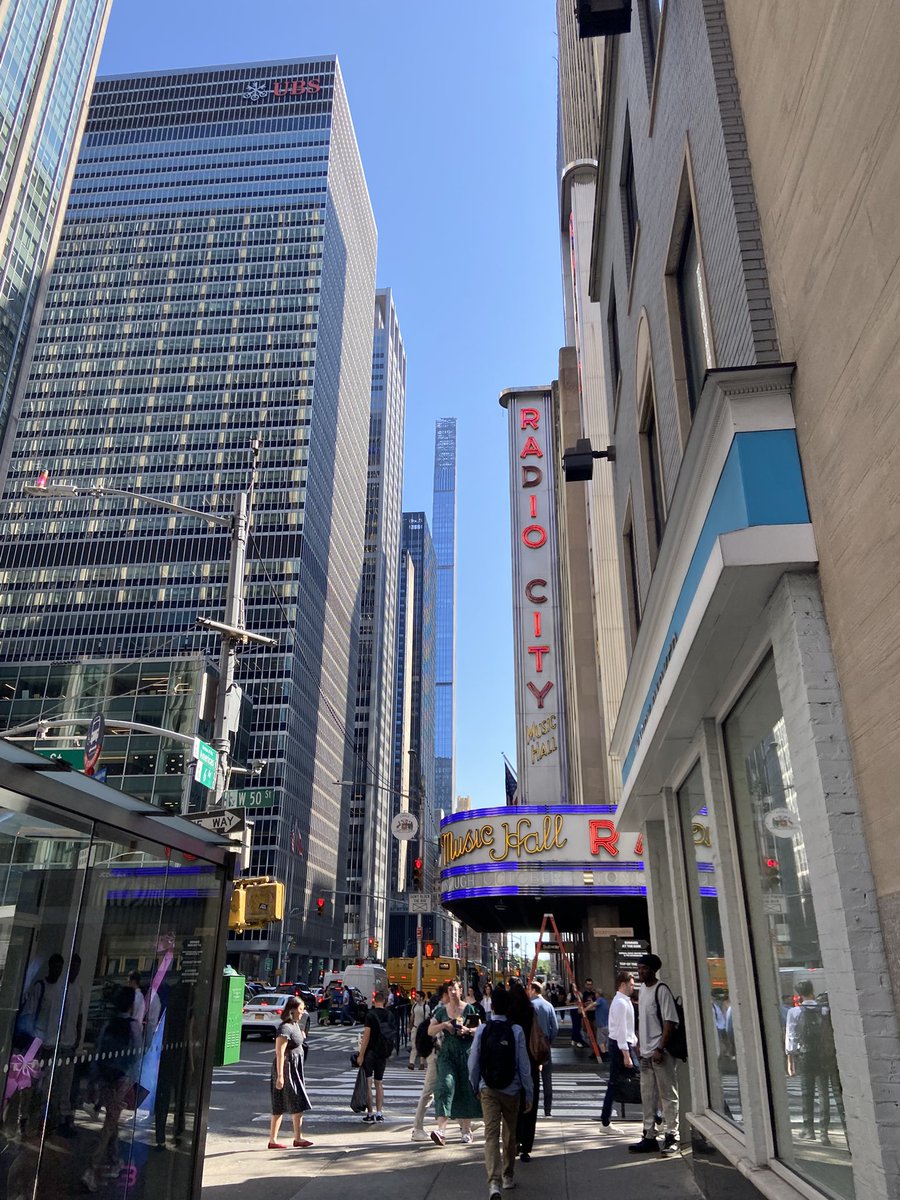 Arnau_Madria9's tweet photo. Live from NY. #TheNewYorker #NBC #Comunication #journalism #theatre
Tot es disfressa amb l’entreteniment https://t.co/Qe965u0Z4u