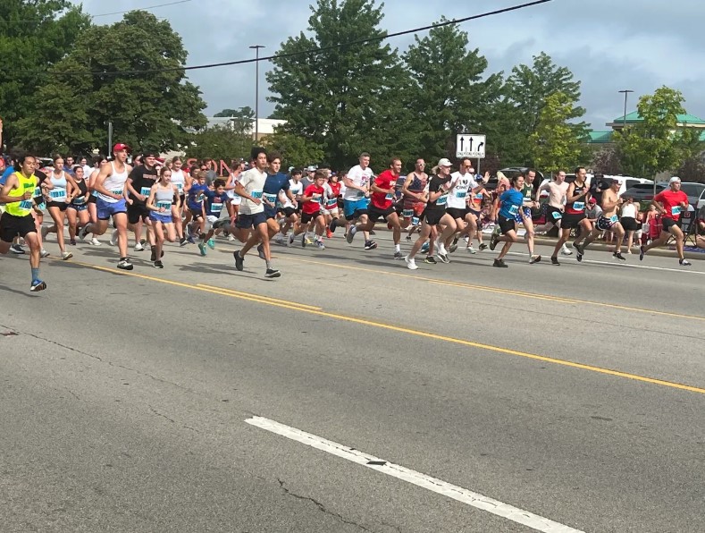 FHSchools's tweet image. Come join us the morning of July 4th for Anderson Township's annual Independence Day Parade and the Beechmont Bolt! The run/jog/walk down Beechmont kicks off at 9:35 a.m., immediately followed by the parade at 10 a.m. Sign up for the race here: runsignup.com/Race/OH/Cincin…