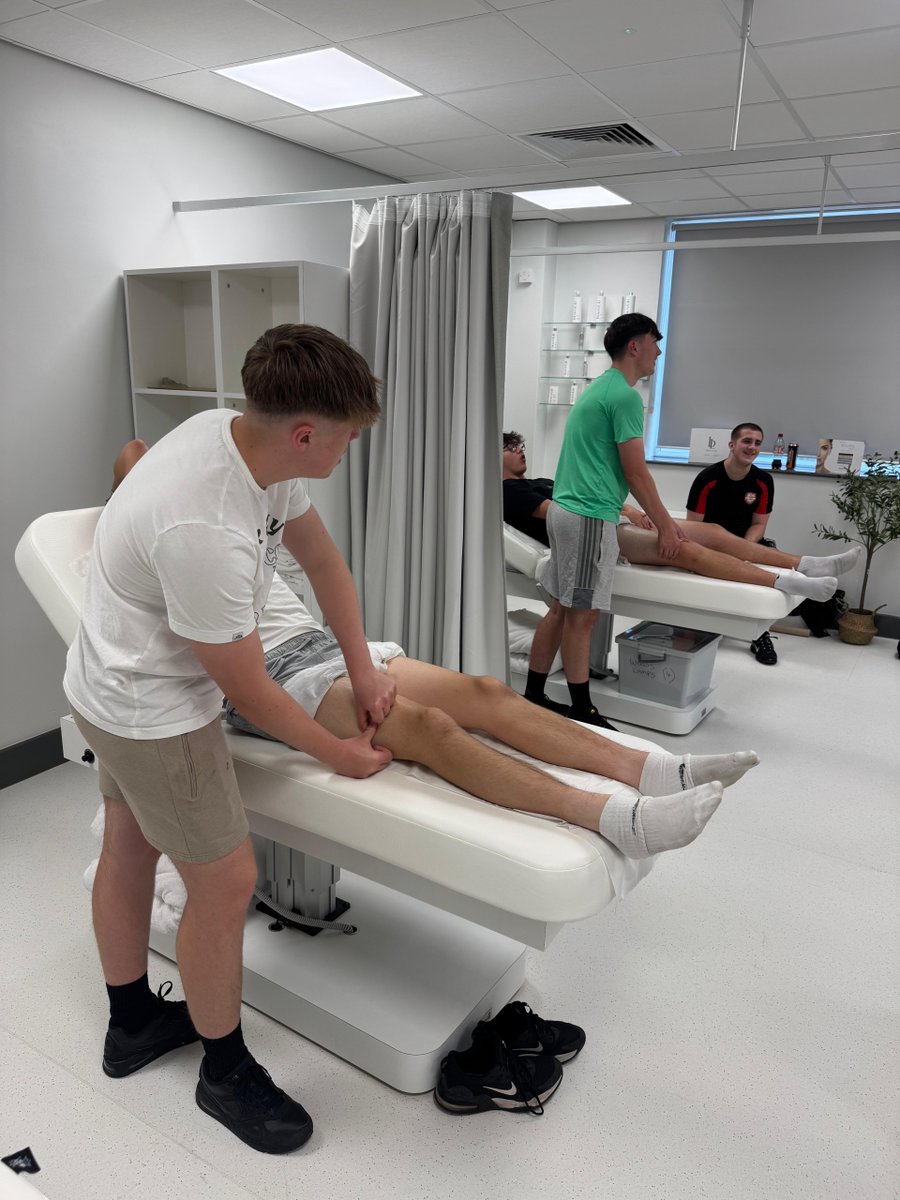 NNC_Worksop's tweet image. Hands-on learning in action! 👐

Our talented sport students put their skills to the test by delivering full-body massage sessions—each one tailored to meet individual client needs. 💪🧘‍♀️

nnc.ac.uk/department/spo…

#Sport #SportsMassage #Treatment #College #Worksop