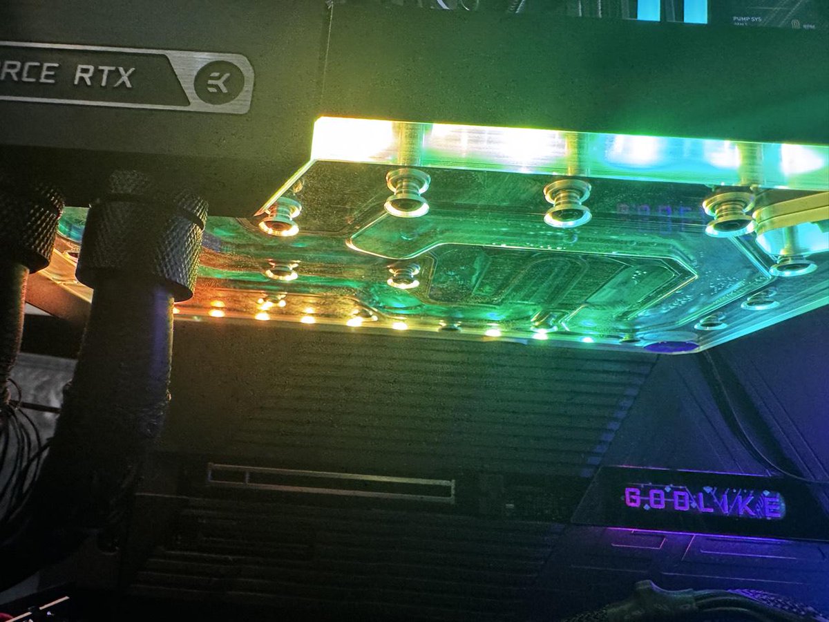 EKbyLMTEK's tweet image. EK Reddit user sYnergon reportedly achieved a 1KW shunt mod with our EK-Quantum Vector³ RTX 5090 Founders Edition. ⚡ Hitting a jaw-dropping speedmark score of 164.89 FPS. 🏎
Please note we do not recommend attempting this at home!
Read the full Reddit thread at r/EKWB