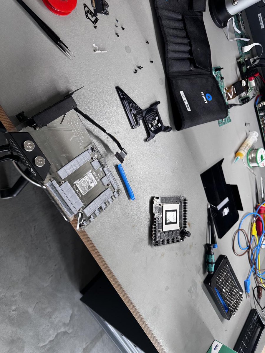 EKbyLMTEK's tweet image. EK Reddit user sYnergon reportedly achieved a 1KW shunt mod with our EK-Quantum Vector³ RTX 5090 Founders Edition. ⚡ Hitting a jaw-dropping speedmark score of 164.89 FPS. 🏎
Please note we do not recommend attempting this at home!
Read the full Reddit thread at r/EKWB