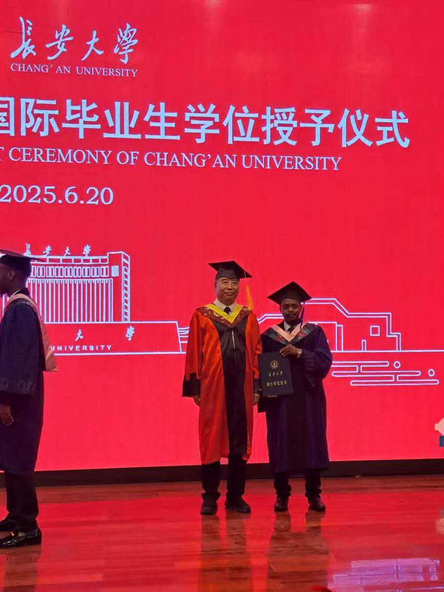 DSiC2017's tweet image. Congratulations to Mohamed Gamiyeh Farah on earning his Master’s in Engineering Logistics & Management from Chang’an University, Xi’an! 🎓🇨🇳
A proud achievement under the Djibouti-China Bilateral Program, advancing human capacity for sustainable development. 🇩🇯🤝 #DjiboutiChina