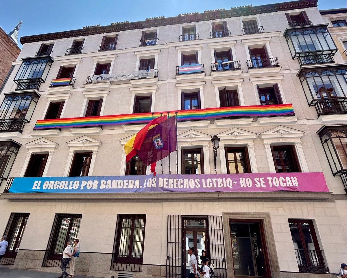 Almeida ordena retirar la bandera LGTBIQ+ de los balcones de nuestras oficinas a pesar de que el Supremo avala su colocación.

Tiene alergia al Orgullo y pretende coaccionar a la oposición, pero esto no es la Hungría de Orbán.

Vamos a denunciar ante la justicia este atropello.