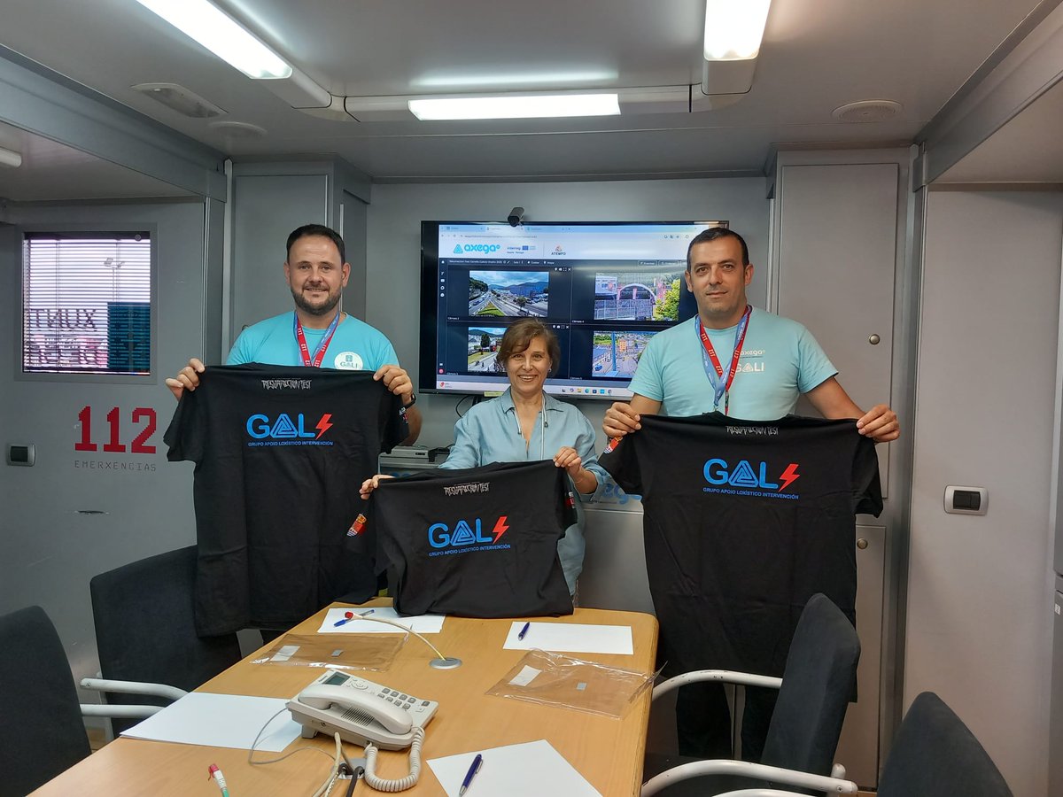 112Galicia's tweet photo. No @ResurrectionESP, a túa enerxía na música, a nosa na seguridade!
🚨 O PMA xa está constituído en Viveiro para que a única preocupación sexa gozar das bandas.
Este ano, co uniforme oficial do Grupo de Apoio Loxístico da #Axega polo 20 aniversario do festival.
Parabéns! 🤘 https://t.co/HdR6jLsy6Z