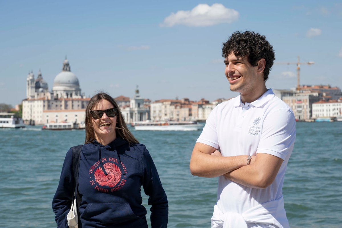 I saldi estivi stanno per iniziare al Ca' Foscari Shop! Preparati a fare scorta di stile cafoscarino con sconti fino al 40% su una selezione di articoli. Perfetto come idea regalo o per te da portare in vacanza 🎒☀️