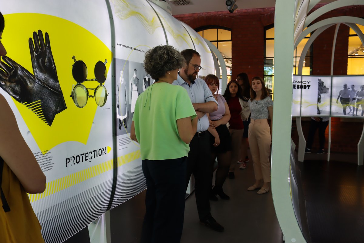 mrentetz's tweet image. I would like to thank Erlangen's Mayor @FlorianJanik for honoring the @STGS_FAU and @UniFAU with his visit to the #LivingwithRadiation exhibition at the @SiemensHealth MedMuseum. Great discussions and a lot of laughs! Thanks to my @STGS_FAU group
@ERC_Research