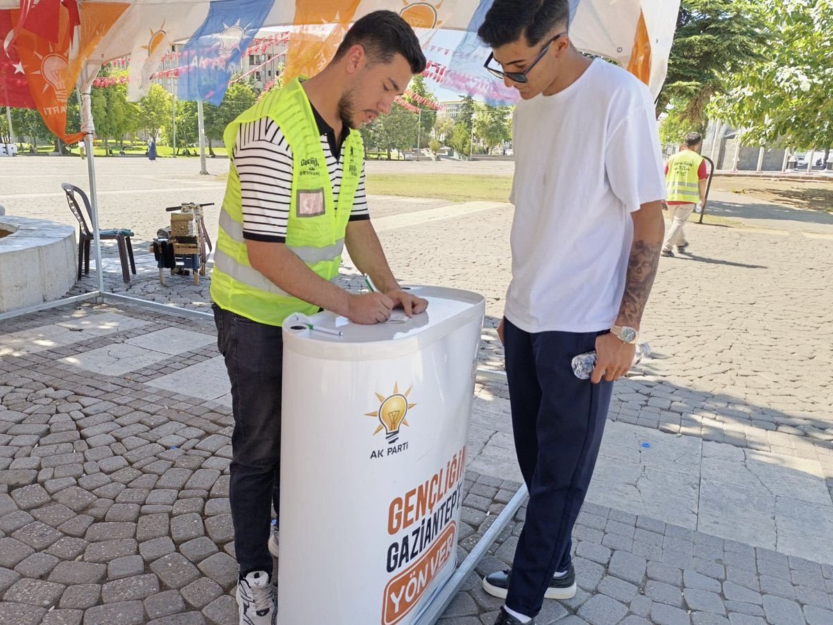 📍15 Temmuz Demokrasi Meydanı

Bugün bir yandan milletimizle kucaklaştık, bir yandan da üyelik çalışmalarımızı sürdürdük.

Her bir hemşehrimizin elini sıktık, derdine kulak verdik, gönlüne dokunduk. Üyelik bizim için sadece bir kayıt değil; bu davaya omuz vermek, birliğimize güç