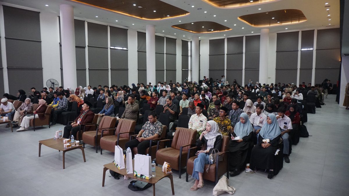 0xSantosa's tweet image. Never stop bringing people onchain today edition at the 30th “Web3 On Campus“ University Roadshow at UNU University by @idnft_
With @UpbitID @yanzero_ @fiogunawi