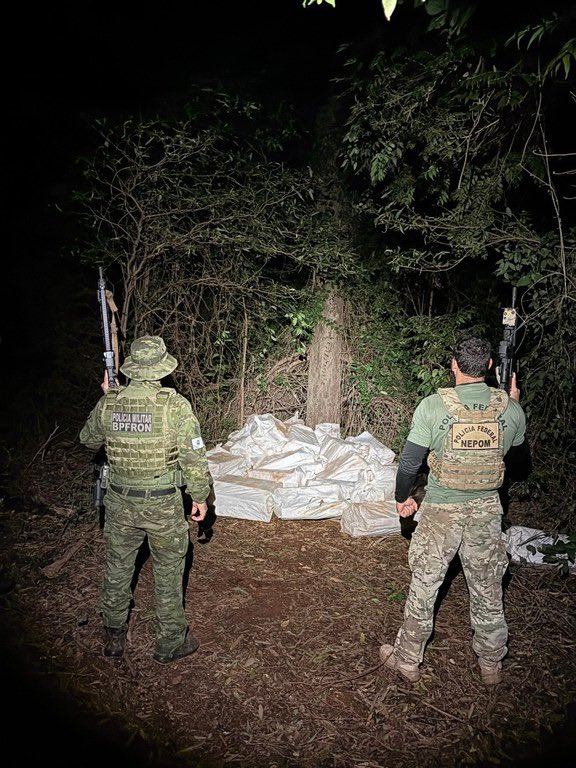 🚨#OPERAÇÃOPF | PF e BPFRON apreendem mais de 4 toneladas de maconha em Terra Roxa/PR. Nesse mês de junho, as equipes integradas da PF e da PM/PR já apreenderam cerca de 16,7 toneladas de entorpecentes. 

➡️Saiba mais: gov.br/pf/pt-br/assun…