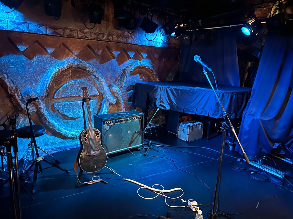 今日は吉祥寺曼荼羅へ！

叶芽フウカ × 栢本ての pre. 
「 よるをゆく小舟 」 

てのち×きゃなめふうかの素敵企画に！
曼荼羅初めて来たけどアジアテイストな遺跡みたい🗿2年ぶりの2人による企画、どんな世界が広がるか！男性のお二人は初めまして！

#栢本ての / #叶芽フウカ / #皆川溺 / #京英一