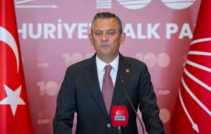 SON DAKİKA | Özgür Özel:

“Allah kimseyi partililerin ve milletin gönlünde ‘butlan’ olacak bir pozisyona düşürmesin”