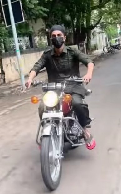 Yede chale karo bhi mat

WHERE IS MEHFEEL