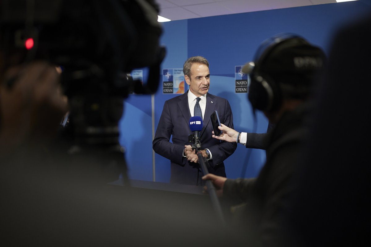 Η Ελλάδα θα χρησιμοποιήσει τα μέσα που διαθέτει για να κάνει εξαιρετικά δύσκολη τη ζωή στους διακινητές. Γι’ αυτό αποστέλλουμε πλοία του Πολεμικού Ναυτικού έξω από τα χωρικά ύδατα της Λιβύης, ώστε να στείλουμε στους διακινητές ένα ξεκάθαρο μήνυμα: δεν είμαστε «ξέφραγο αμπέλι».