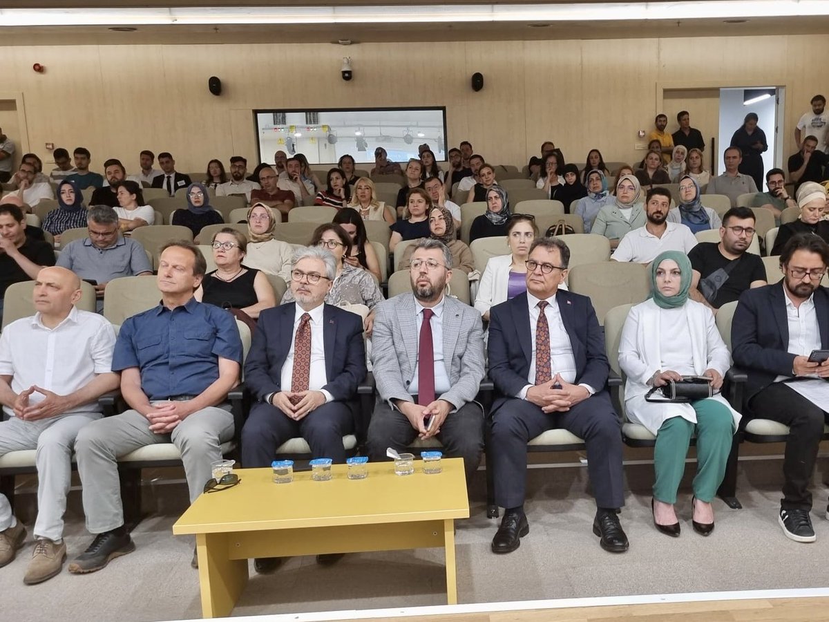 farukyelkenci's tweet photo. Türkiye Yüzyılı Maarif Modeli süreçlerini desteklemek üzere Marmara Üniversitesi Atatürk Eğitim Fakültesi ve İstanbul Millî Eğitim Müdürlüğümüz işbirliğiyle bu yıl ikincisi düzenlenen Tarih Öğretmenleri Çalıştayı’nda akademisyen hocalarımız ve öğretmenlerimizle bir araya geldik. Bu güzel çalışmada iki yıldır emeği geçen herkese teşekkürlerimizi sunuyoruz.