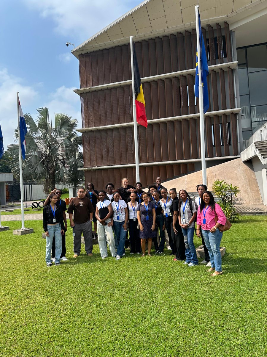 BelgiqueRDCongo's tweet image. Un grand merci aux élèves de l'école belge LPL 🇧🇪pour leur visite à l'ambassade à Kinshasa 🇨🇩dans le cadre de leur cours de néerlandais. Une immersion enrichissante dans le monde diplomatique, avec des rencontres inspirantes 🤝chez @Enabel_en_RDC @BelgiumDefence @Brussels_hub