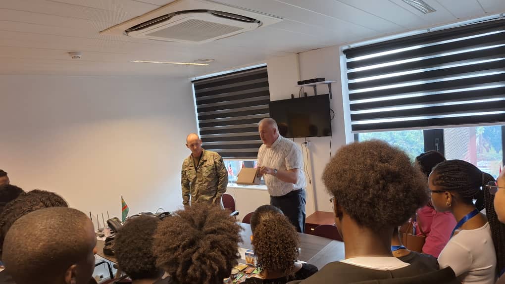 BelgiqueRDCongo's tweet image. Un grand merci aux élèves de l'école belge LPL 🇧🇪pour leur visite à l'ambassade à Kinshasa 🇨🇩dans le cadre de leur cours de néerlandais. Une immersion enrichissante dans le monde diplomatique, avec des rencontres inspirantes 🤝chez @Enabel_en_RDC @BelgiumDefence @Brussels_hub