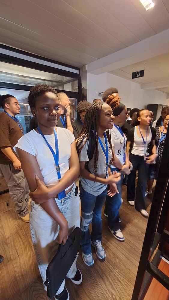 BelgiqueRDCongo's tweet image. Un grand merci aux élèves de l'école belge LPL 🇧🇪pour leur visite à l'ambassade à Kinshasa 🇨🇩dans le cadre de leur cours de néerlandais. Une immersion enrichissante dans le monde diplomatique, avec des rencontres inspirantes 🤝chez @Enabel_en_RDC @BelgiumDefence @Brussels_hub