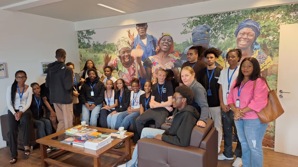 BelgiqueRDCongo's tweet image. Un grand merci aux élèves de l'école belge LPL 🇧🇪pour leur visite à l'ambassade à Kinshasa 🇨🇩dans le cadre de leur cours de néerlandais. Une immersion enrichissante dans le monde diplomatique, avec des rencontres inspirantes 🤝chez @Enabel_en_RDC @BelgiumDefence @Brussels_hub