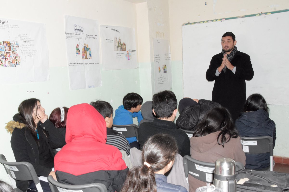 ➡️ Técnicos de la ANTSV brindaron una charla a alumnos de la Escuela Fulgencio R. Moreno, puntualizando temas como tipos de señales de conducir, riesgos del consumo de alcohol y drogas y primeros auxilios para casos de siniestros viales.

#GobiernoDelParaguay 🇵🇾