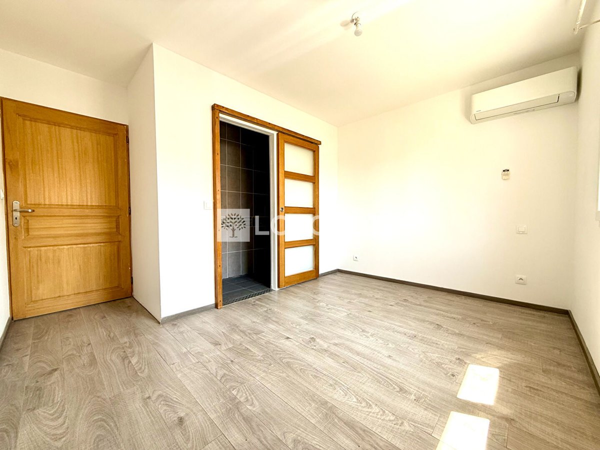 clme95231's tweet photo. BAISSE DE PRIX – MAISON À ELNE

➡️ Ancien prix : 345 000 €  
➡️ Nouveau prix : 320 000 € FAI  

📍 À 5 min des plages  

Maison moderne 3 chambres, 100 m² sans travaux.  

📞 Laforêt Elne : 04 68 08 82 52  
#Elne #Maison #BaisseDePrix 🏡 https://t.co/GbBuhpwfrU