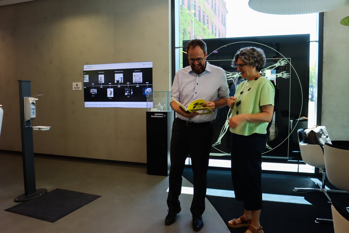 mrentetz's tweet image. I would like to thank Erlangen's Mayor @FlorianJanik for honoring the @STGS_FAU and @UniFAU with his visit to the #LivingwithRadiation exhibition at the @SiemensHealth MedMuseum. Great discussions and a lot of laughs! Thanks to my @STGS_FAU group
@ERC_Research