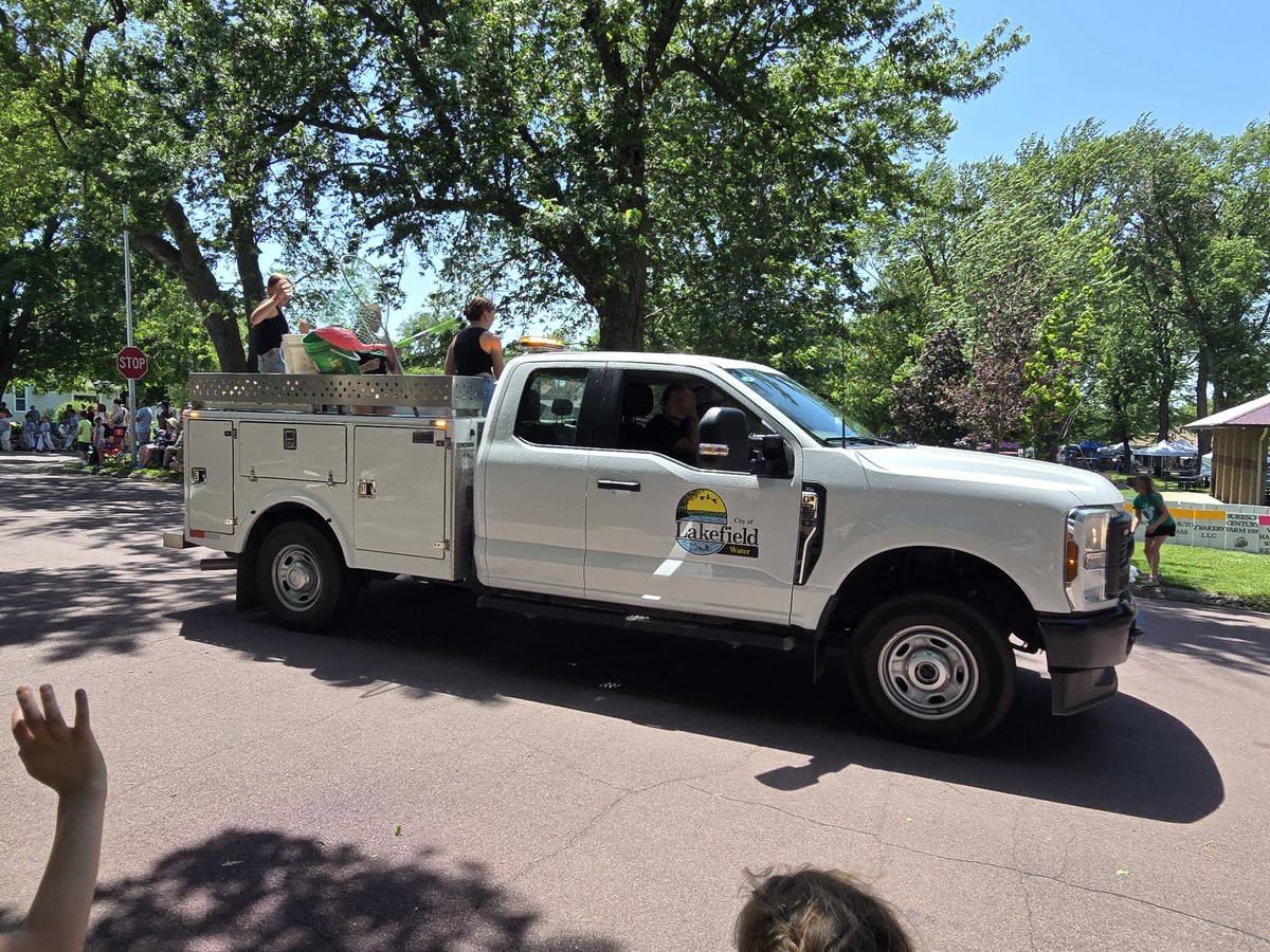 MRESnews's tweet photo. MRES Ambassador Stephen Cordon helped beat the heat at Lakefield Summerfest on June 21, handing out popsicles during the parade!

We’re proud to co-sponsor community events like this through our program that promotes local member utilities.
#PublicPower #EmpoweringOurCommunities https://t.co/SWtwXNSIwI