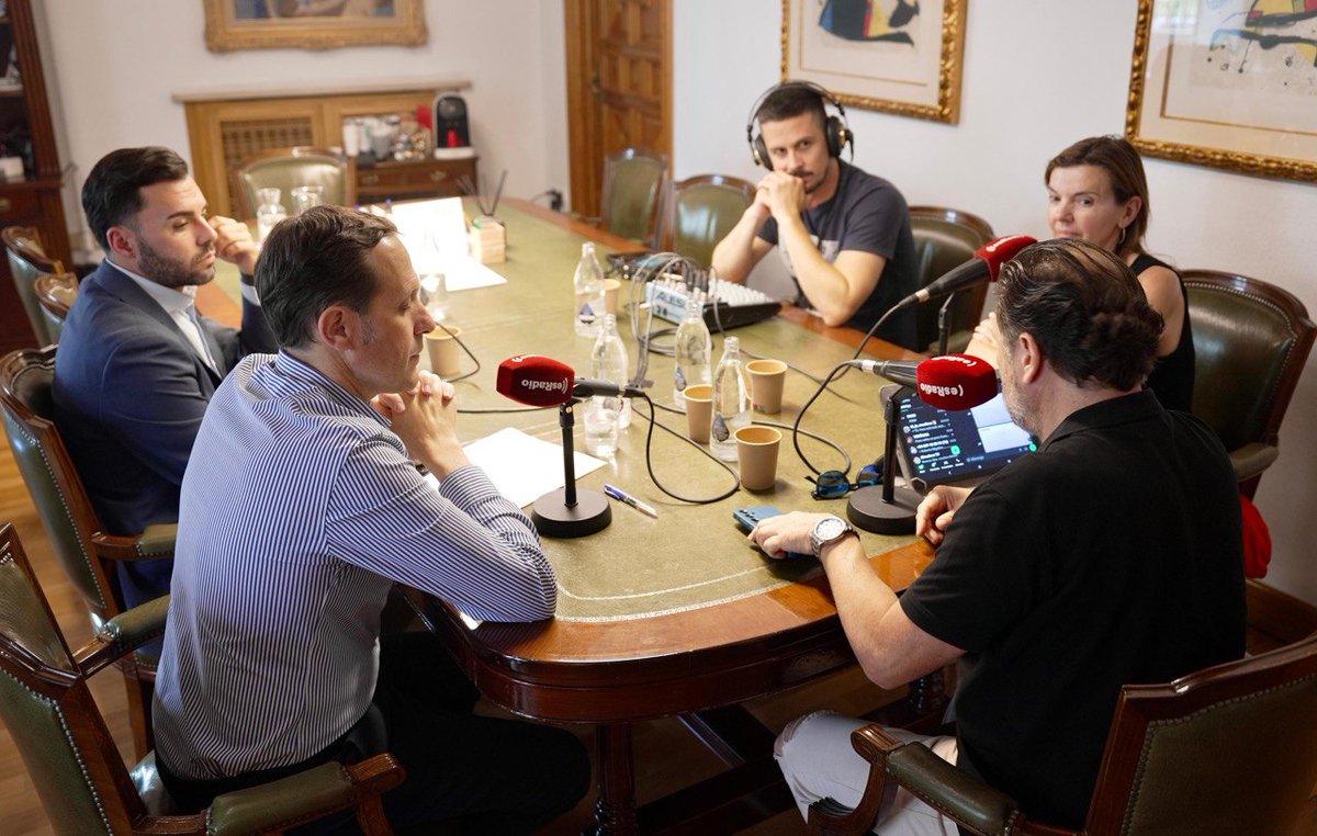 esRadio CyL (@esradio_cyl) on Twitter photo 🎙️ Vuelve a escuchar el especial de #ValladolidEsDeporte con Eduardo Blanco y el equipo #esRadioCyL. Ponemos el punto y final al recorrido por la provincia desde la <a href="/Dip_Va/">DiputaciónValladolid</a> <a href="/alimentosVALL/">Alimentos de Valladolid</a>
🎙️ <a href="/Conrado_Iscar/">Conrado Íscar</a> <a href="/robertomigallon/">Roberto Migallón</a> #MaríaMonsalve <a href="/KSantamarta/">Kiko Fuentes</a>
📻 esradiocastillayleon.es/valladolid/pro… 🎙️ Vuelve a escuchar el especial de #ValladolidEsDeporte con Eduardo Blanco y el equipo #esRadioCyL. Ponemos el punto y final al recorrido por la provincia desde la <a href="/Dip_Va/">DiputaciónValladolid</a> <a href="/alimentosVALL/">Alimentos de Valladolid</a>
🎙️ <a href="/Conrado_Iscar/">Conrado Íscar</a> <a href="/robertomigallon/">Roberto Migallón</a> #MaríaMonsalve <a href="/KSantamarta/">Kiko Fuentes</a>
📻 esradiocastillayleon.es/valladolid/pro…