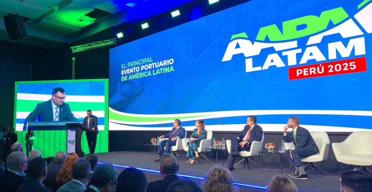 cpngobgt's tweet photo. En desarrollo | Inicia #AAPALATAM2025 en Perú 🇵🇪, un espacio clave para el diálogo e integración portuaria regional. El presidente de la #CPN, Mgtr. @surianobuezo, participa en la ceremonia de apertura como parte de la mesa principal junto a líderes portuarios de América Latina. https://t.co/qVlMVSt2Q8