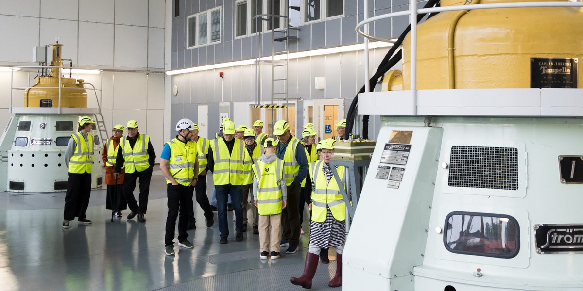 Tänään oli varsin vilkasta Pahkakosken vesivoimalaitoksella Iijoella, kun oppaiden johdolla pääsi tutustumaan laitokseen ja vesivoiman tuotantoon. Iso kiitos kaikille kävijöille!
#PVOVesivoima #vesivoima #iijoki