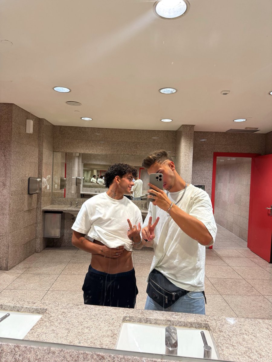 lo que hemos hecho en el baño del aeropuerto se queda ahí 🫢