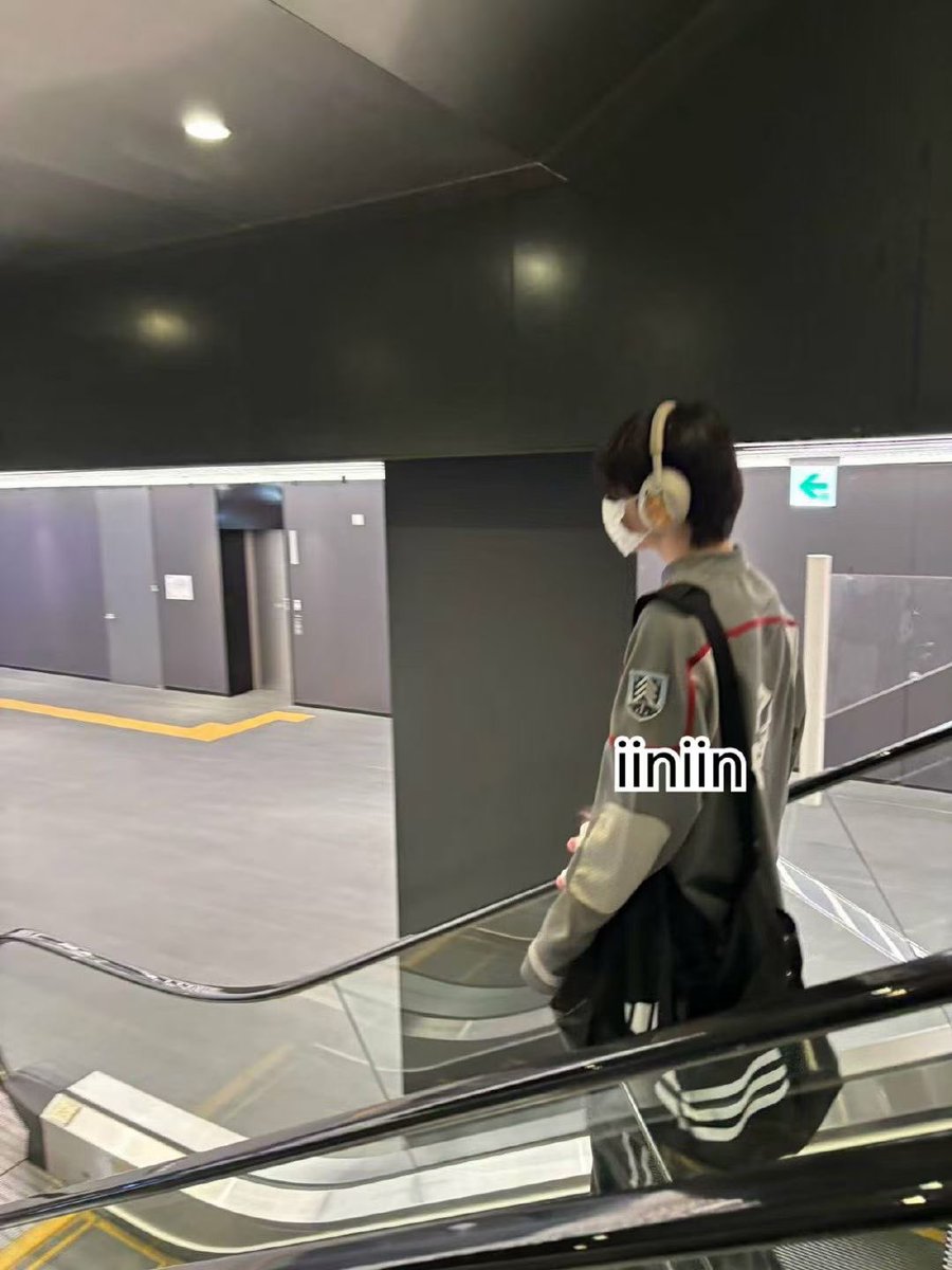 Hanhan3658's tweet photo. 错季盛开的玻璃蝴蝶  
停驻在他微启的唇峰  
每个音节坠落的瞬间  
都惊醒了沉睡的克莱因蓝

#SMTR25 #HAMIN #하민 #ハミン #SMNBG https://t.co/9vXH5nL22b