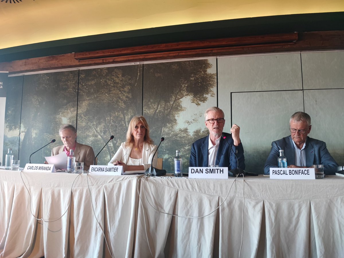Asociación de Periodistas Europeos (@apeuropeos) on Twitter photo Hablamos de (Des)equilibrios, incertidumbres y Donald Trump con Dan Smith (<a href="/SIPRIorg/">SIPRI</a>), Pascal Boniface (<a href="/PascalBoniface/">Pascal Boniface</a>) de <a href="/InstitutIRIS/">IRIS</a> y Carlos Miranda (exembajador ante la <a href="/NATO/">NATO</a>)
Modera: Encarna Samitier (<a href="/encarnasamitier/">Encarna Samitier</a>) de <a href="/20m/">20minutos.es</a> Hablamos de (Des)equilibrios, incertidumbres y Donald Trump con Dan Smith (<a href="/SIPRIorg/">SIPRI</a>), Pascal Boniface (<a href="/PascalBoniface/">Pascal Boniface</a>) de <a href="/InstitutIRIS/">IRIS</a> y Carlos Miranda (exembajador ante la <a href="/NATO/">NATO</a>)
Modera: Encarna Samitier (<a href="/encarnasamitier/">Encarna Samitier</a>) de <a href="/20m/">20minutos.es</a>