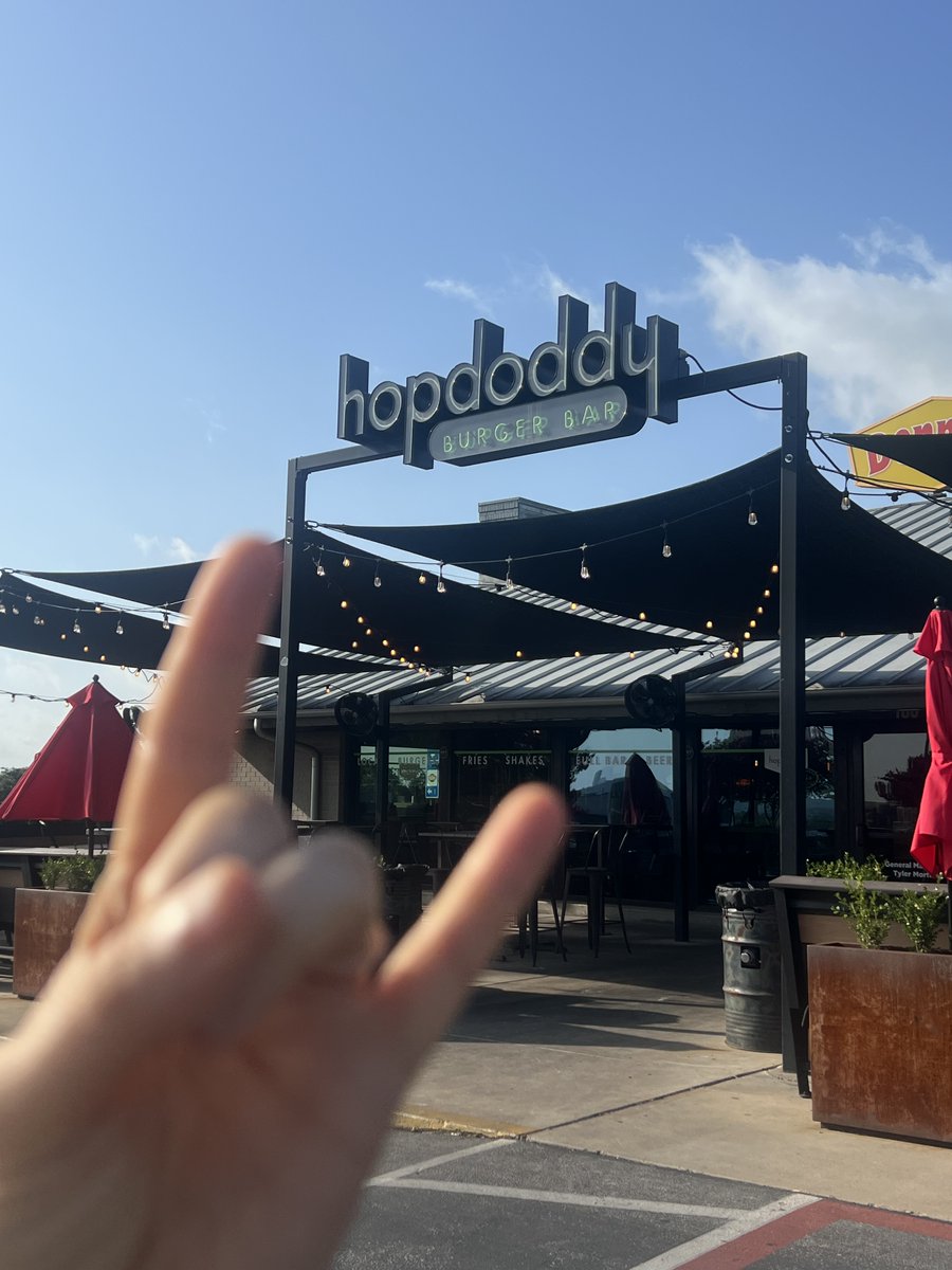 TexasExes's tweet image. Looking for somewhere to eat in Austin? Think burnt orange and support one of these Longhorn-owned spots!
You can discover more than 1,800 Longhorn businesses in our Business Directory → texasexes.org/get-involved/b… | Presented by @texasmutual