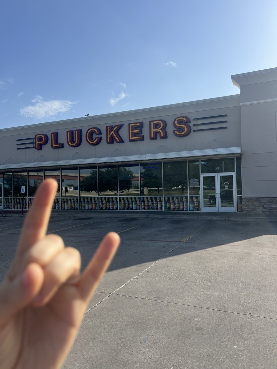 TexasExes's tweet image. Looking for somewhere to eat in Austin? Think burnt orange and support one of these Longhorn-owned spots!
You can discover more than 1,800 Longhorn businesses in our Business Directory → texasexes.org/get-involved/b… | Presented by @texasmutual