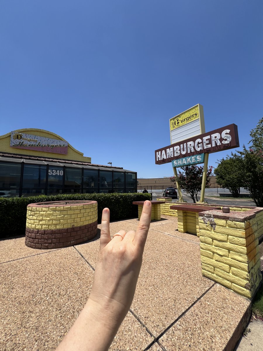 TexasExes's tweet image. Looking for somewhere to eat in Austin? Think burnt orange and support one of these Longhorn-owned spots!
You can discover more than 1,800 Longhorn businesses in our Business Directory → texasexes.org/get-involved/b… | Presented by @texasmutual