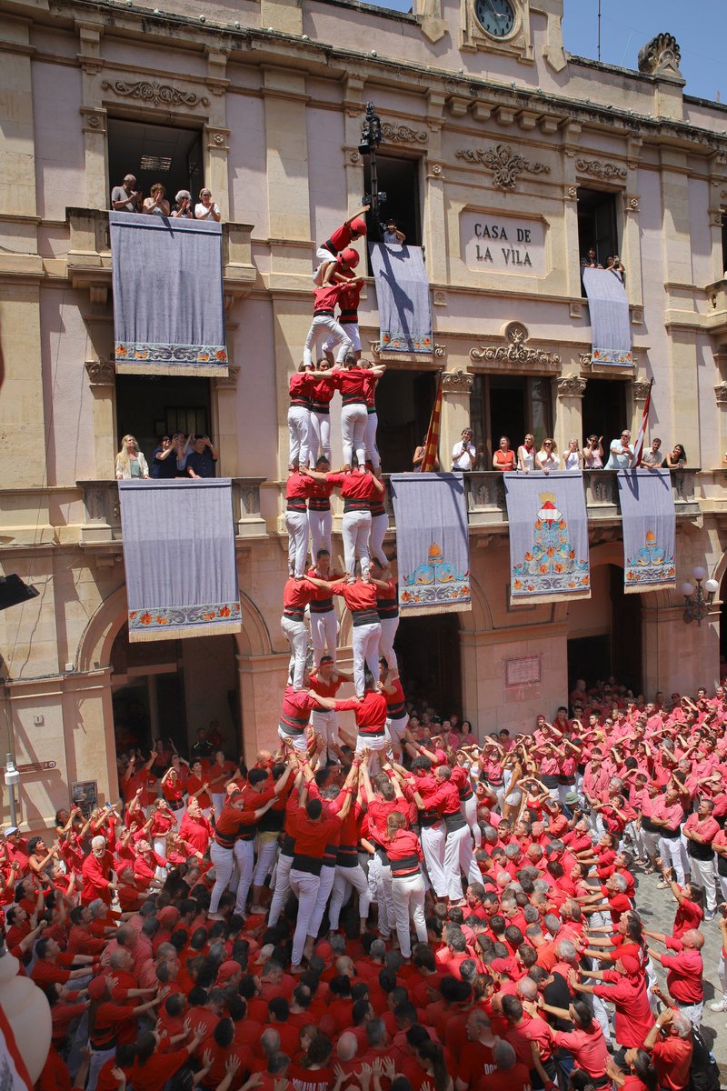 JovesValls_EN's tweet photo. Yesterday we performed at our #SantJoan's Diada in Valls.
We completed our first two high-range towers of the year: the triple-based 2 of 9 and the triple-based pillar of 8! Along with a 3 of 9 with auxiliar base and our 100th 4 of 9 with auxiliar base.
#humantowers #castells https://t.co/Oym0uEcxCO