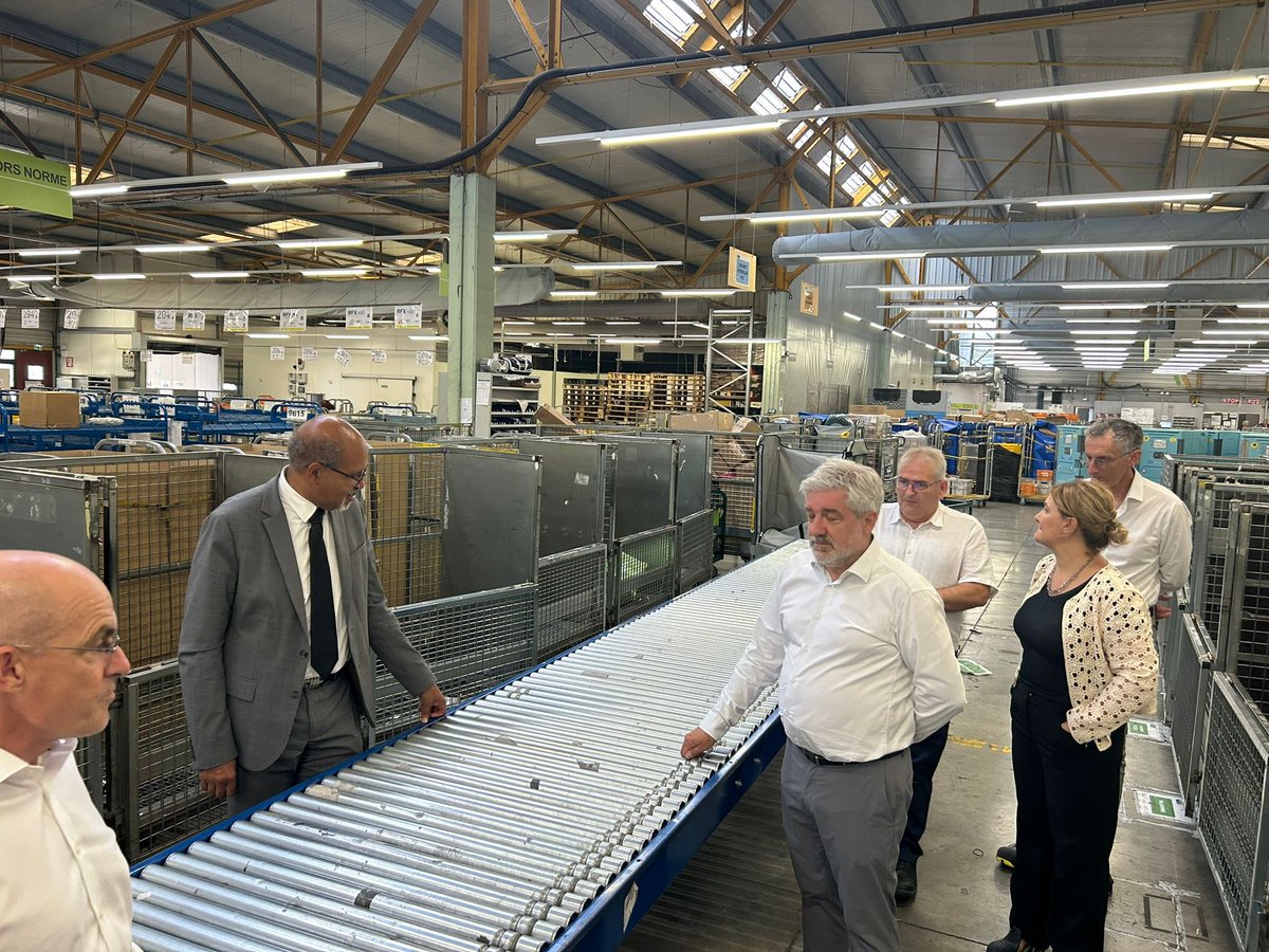 Bgasiglia's tweet photo. 📍Visite du centre logistique de #LaPoste à Carros en tant que président de la #CDPPT, aux côtés de Patrick Amoussou-Adéblé, secrétaire général de la @Prefet06.
📦 1M de courriers / 75 000 colis traités par jour
🍽️ + livraison de repas à domicile pour les aînés.
🙏 Merci aux équipes pour leur accueil !
#ServicePublic #LaPoste #Carros #AlpesMaritimes