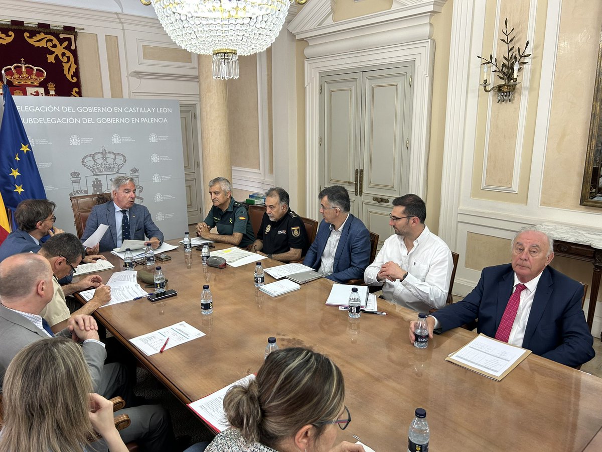 Subdelegación del Gobierno en Palencia (@palencia_gob) on Twitter photo Hoy se celebra la Comisión de Asistencia al subdelegado del Gobierno en #Palencia
En la misma, <a href="/amg385/">🇪🇸 Angel D. Miguel 🇪🇺🏳️🌈♥️🇺🇦</a> hace un repaso de los asuntos más destacados en la provincia, recibiendo información de las diferentes áreas dependientes de la #AGE Hoy se celebra la Comisión de Asistencia al subdelegado del Gobierno en #Palencia
En la misma, <a href="/amg385/">🇪🇸 Angel D. Miguel 🇪🇺🏳️🌈♥️🇺🇦</a> hace un repaso de los asuntos más destacados en la provincia, recibiendo información de las diferentes áreas dependientes de la #AGE