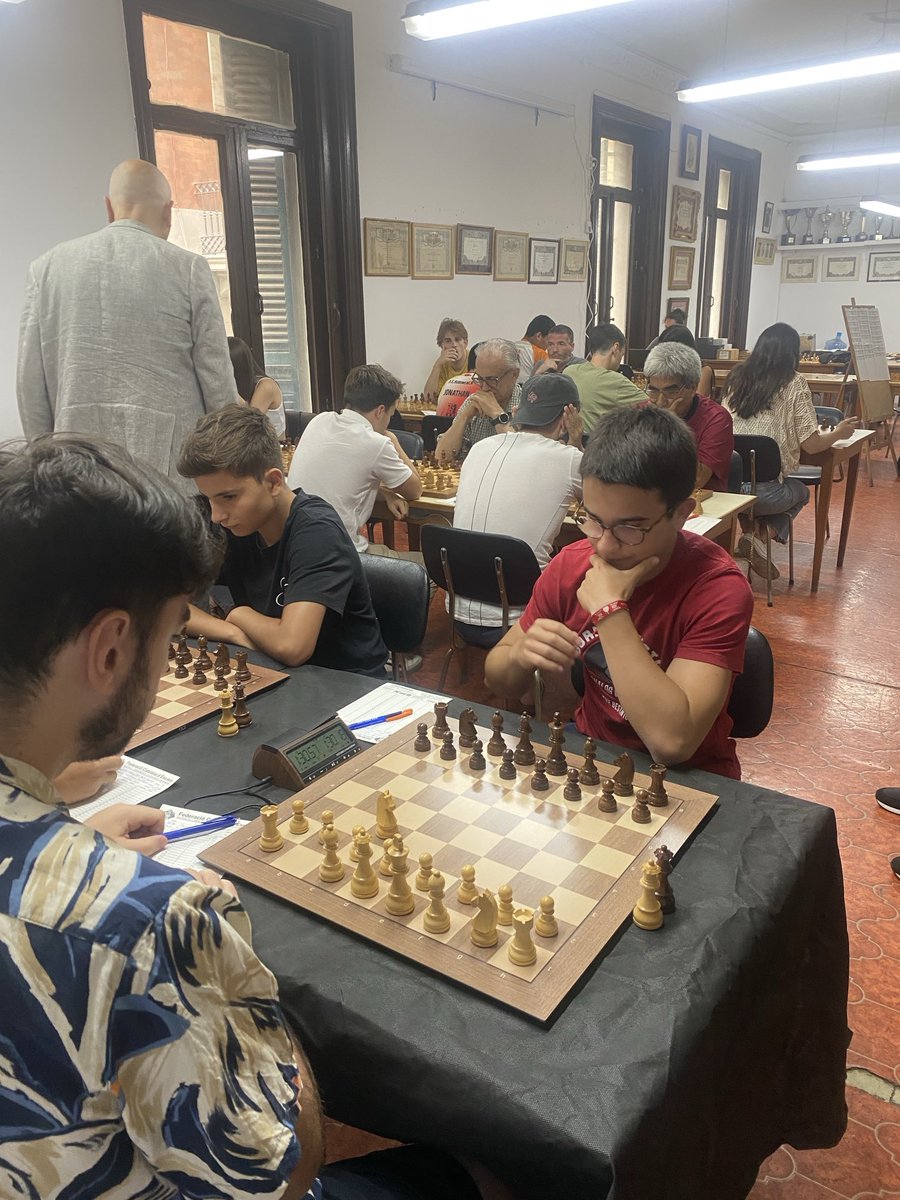 echaguen's tweet image. El club de Ajedrez Barcelona organiza 3 cerrados(uno de GM y dos de MI) para promocionar a muchos jugadores jóvenes de élite, entre ellos Diego Macías y Javier Habans además de jugadoras de la elite joven. Enhorabuena a Juanma Sánchez por esta iniciativa ⁦@AjedrezEspanola⁩